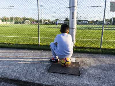 C'era una volta il calcio di strada, praticato in luoghi ad accesso libero e gratuito. Poi, a partire dagli anni 80, l'urbanizzazione di Bari ha cancellato quegli spazi comuni e al loro posto sono sorti centri sportivi dotati di campi in erba sintetica